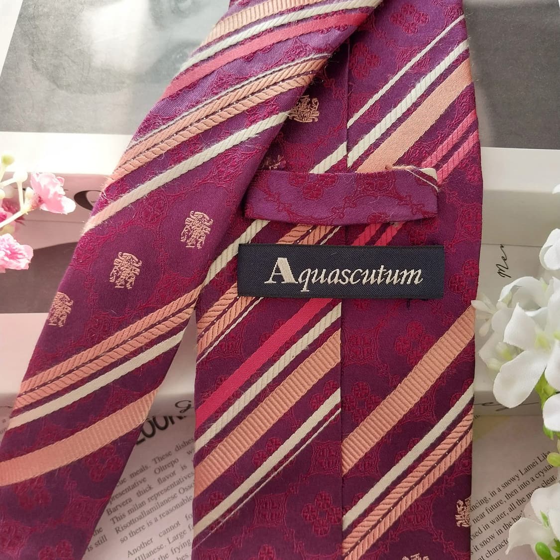 아쿠아스큐텀 실크 스트라이프&엠블럼 넥타이 9cm A+등급 K1539
 상품이미지5