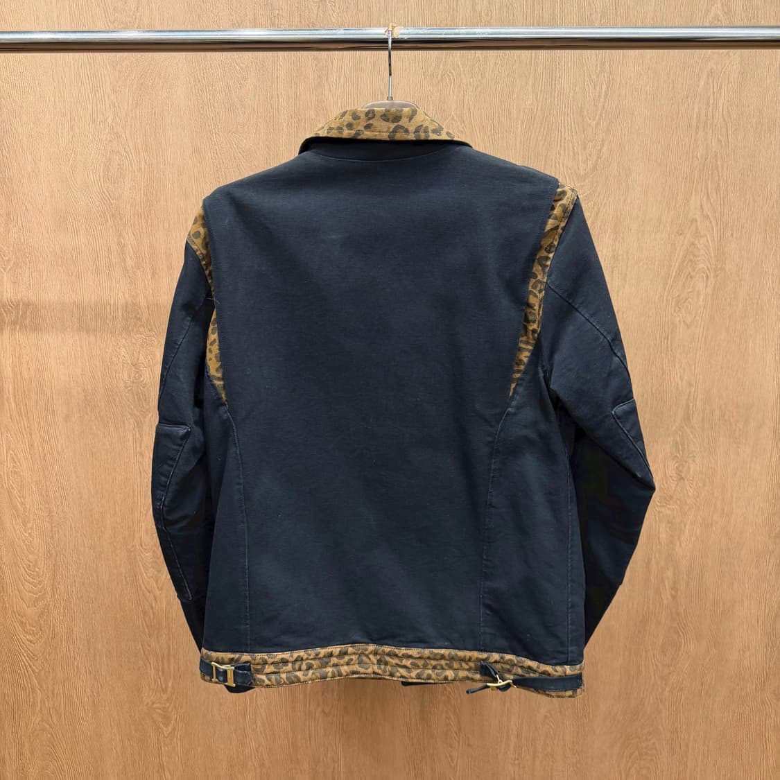 칼하트 네이버후드 코튼 라이더 자켓 레오파드 패턴 배색 디테일 블랙 상품이미지3