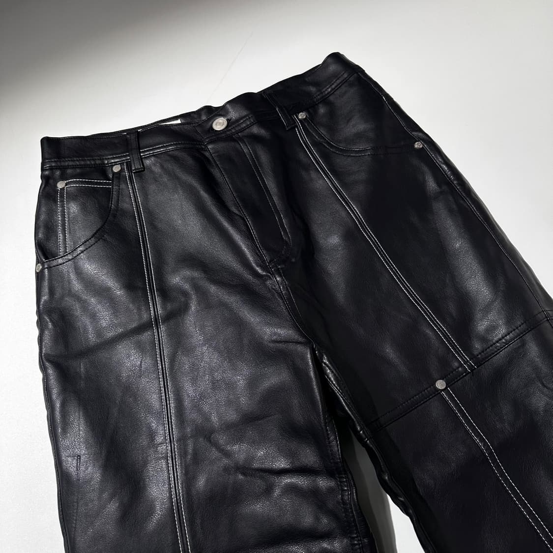 앤더슨벨 보이 레더 패널 크롭 팬츠 상품이미지4
