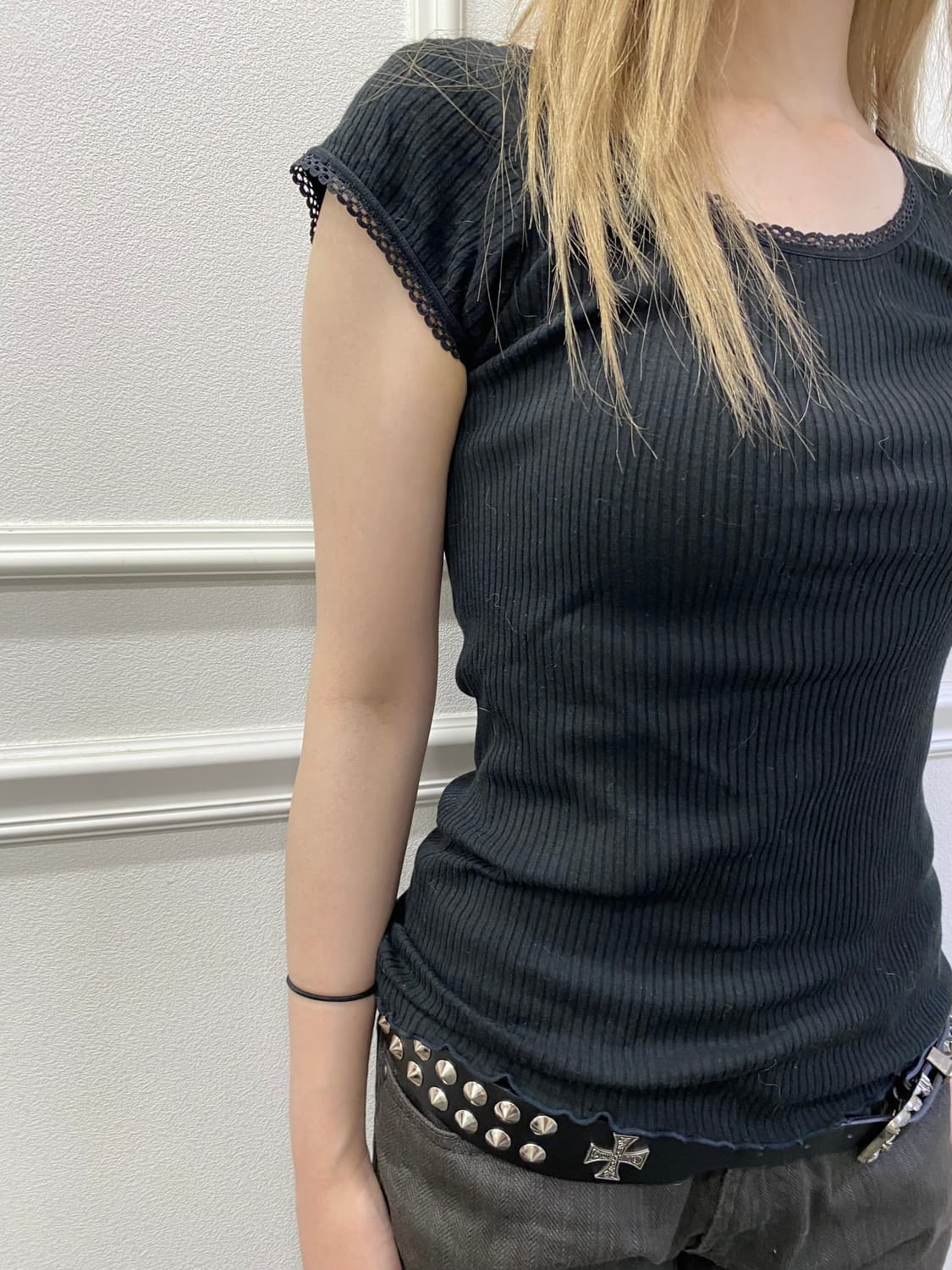[MILEIL] Black Lace Detail Slim Fit Tee 상품이미지2