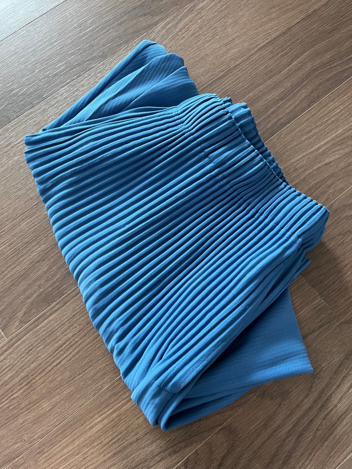 옴므플리세 크롭 팬츠 블루 3 상품이미지1