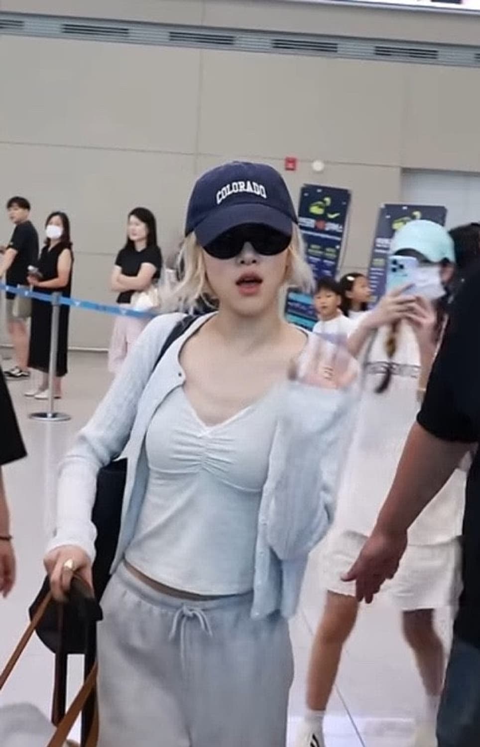 브랜디멜빌 지나 탑 로제 착용 공항룩 상품이미지1