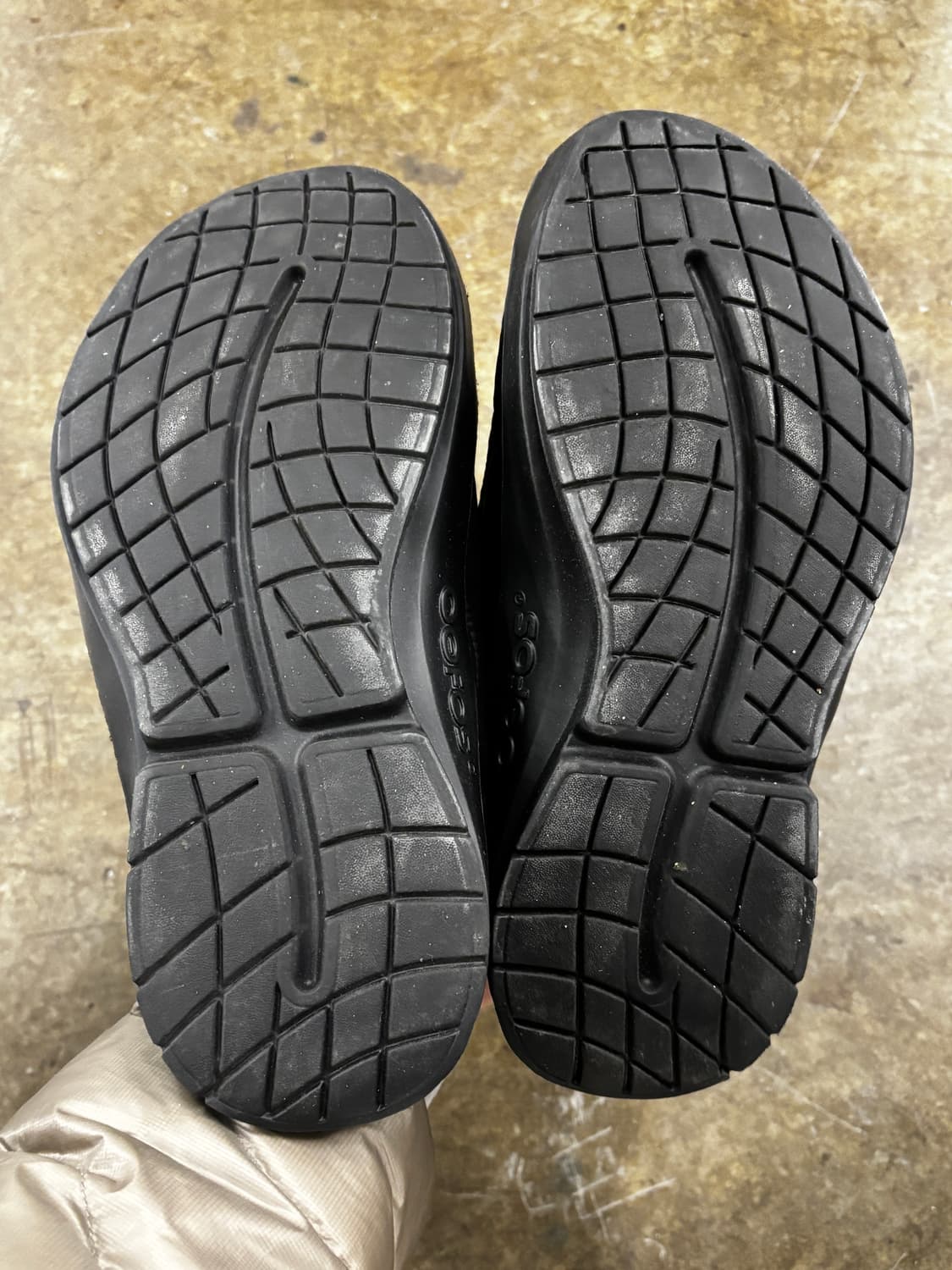 우포스 OOFOOS 블랙 패딩 슬리퍼 280 상품이미지8