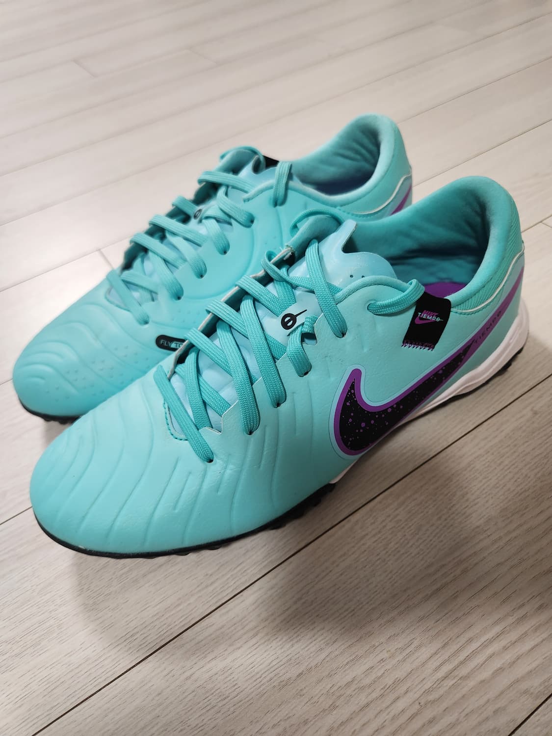 나이키 티엠포 레전드 10 아카데미 TF 풋살화 사이즈250

풋살화라  상품이미지1