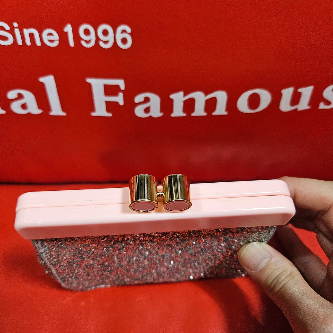 미우미우(MiuMiu) 글리터 키스락 파우치 지갑 상품이미지3