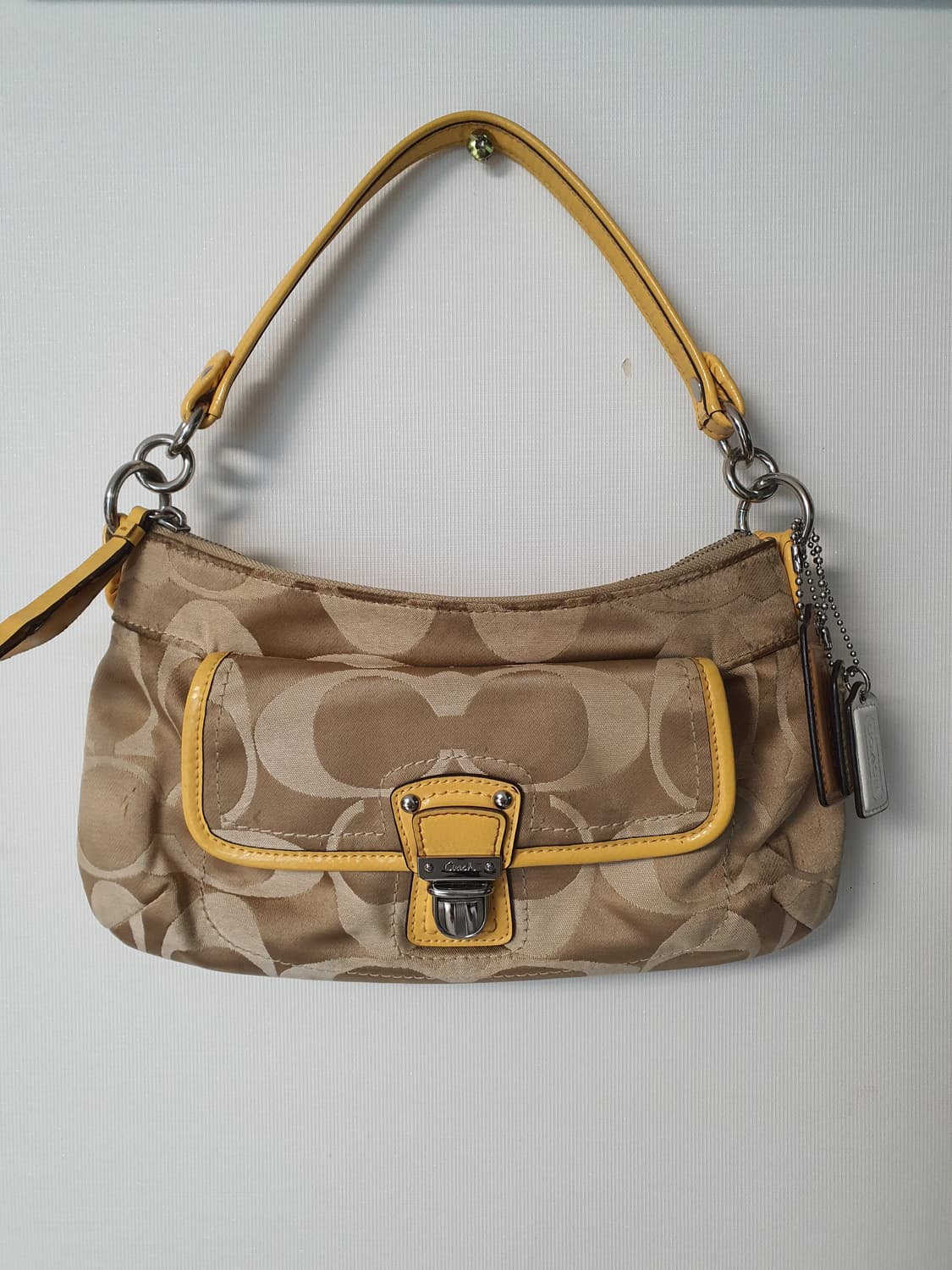 코치 시그니처 숄더백 상품이미지1