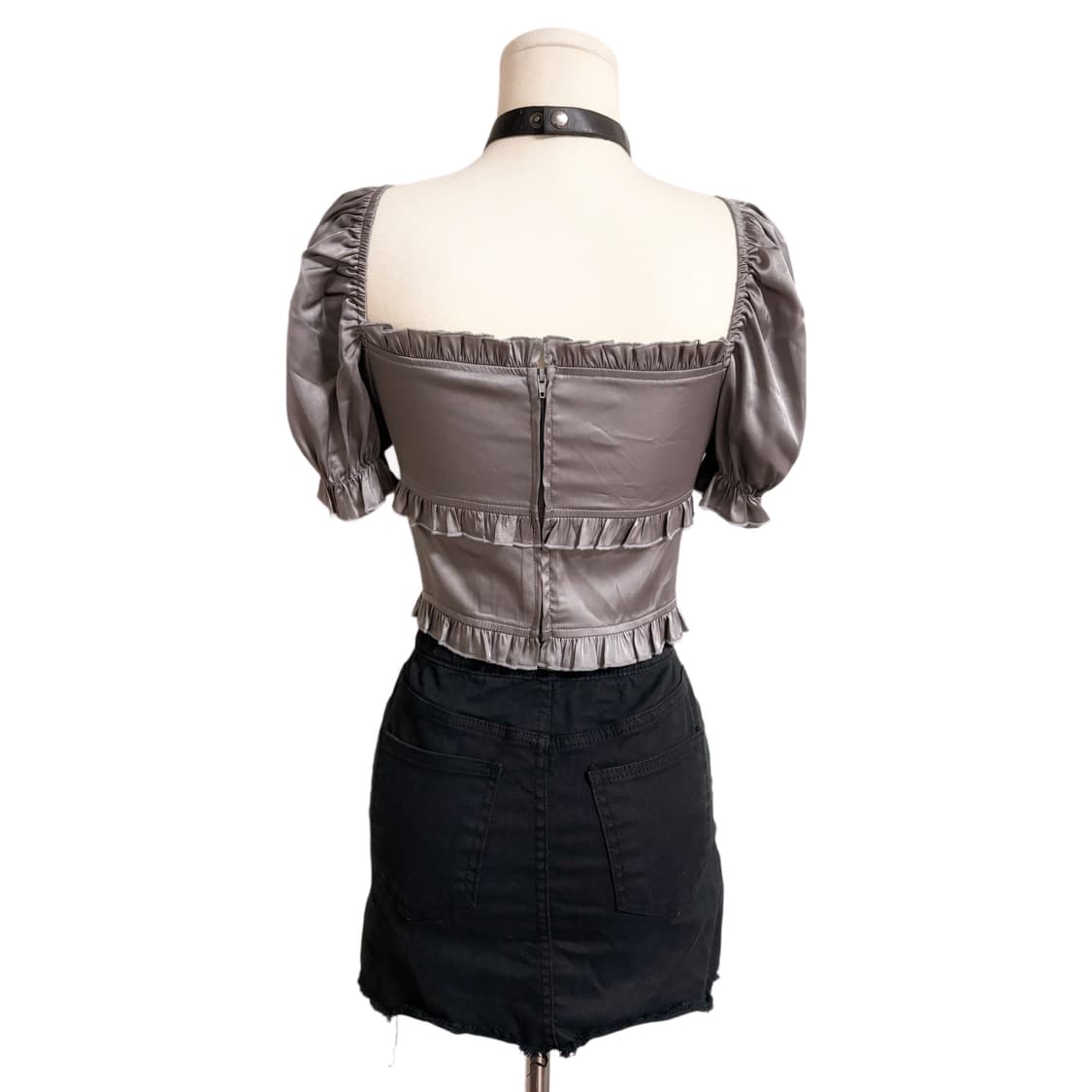 페일제이드 새틴 그레이 프릴탑 리본 포인트 데님 블랙 스커트 코디세트 상품이미지3