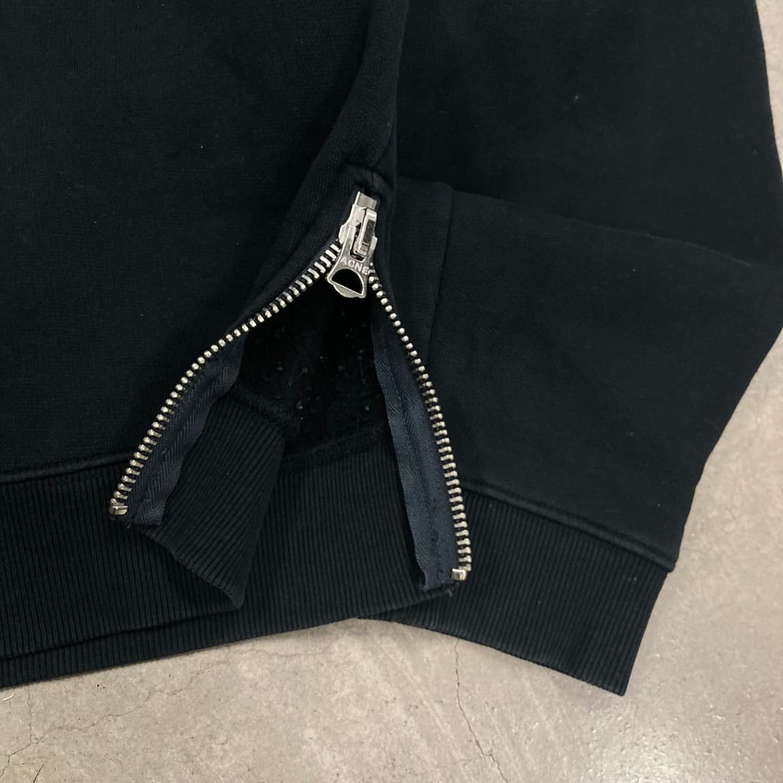 아크네 스튜디오 블랙 컬러 사이드 짚 맨투맨 상품이미지2