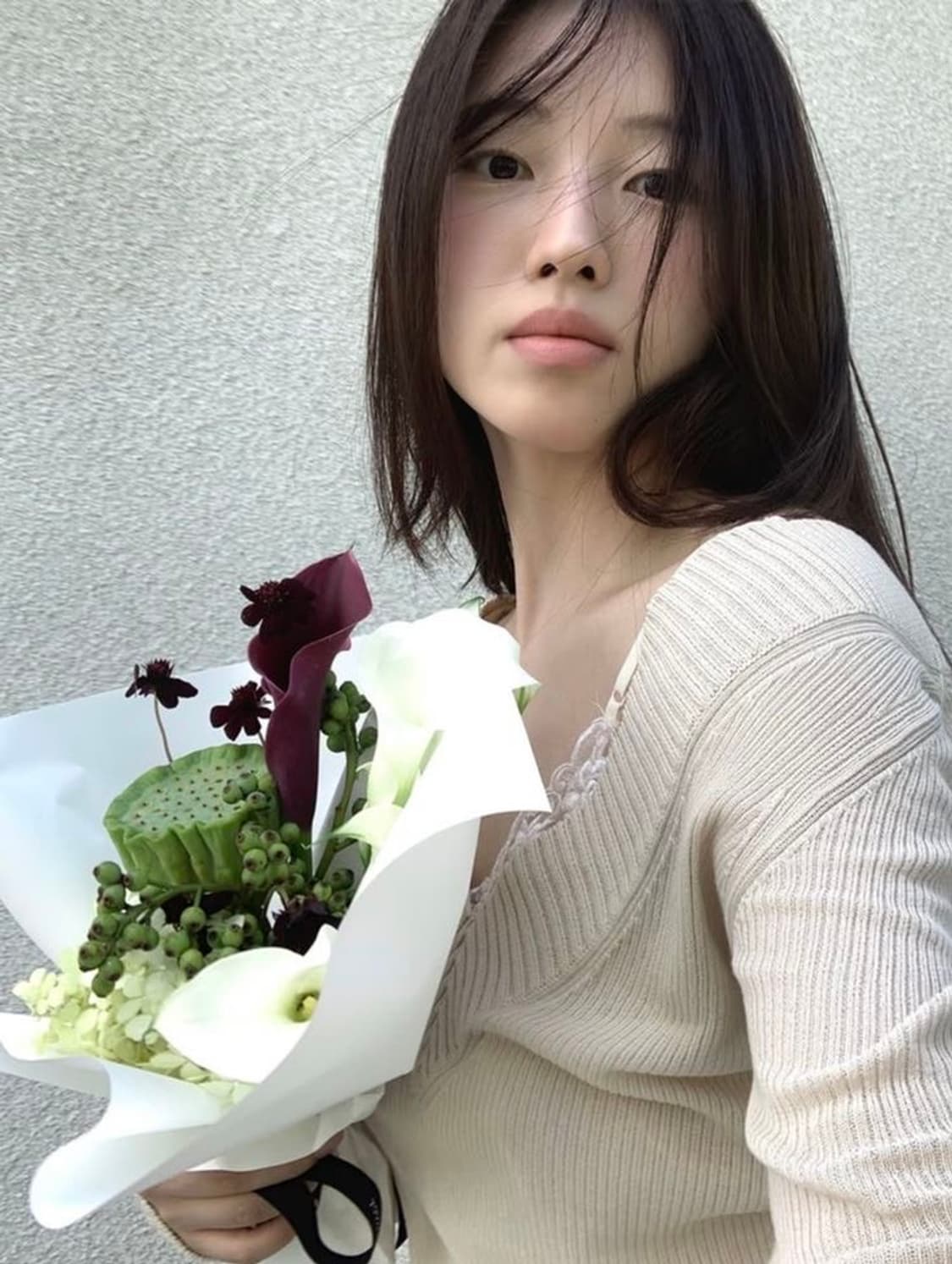 이알로이지 애쉬 베이지 브이넥 니트 상품이미지2