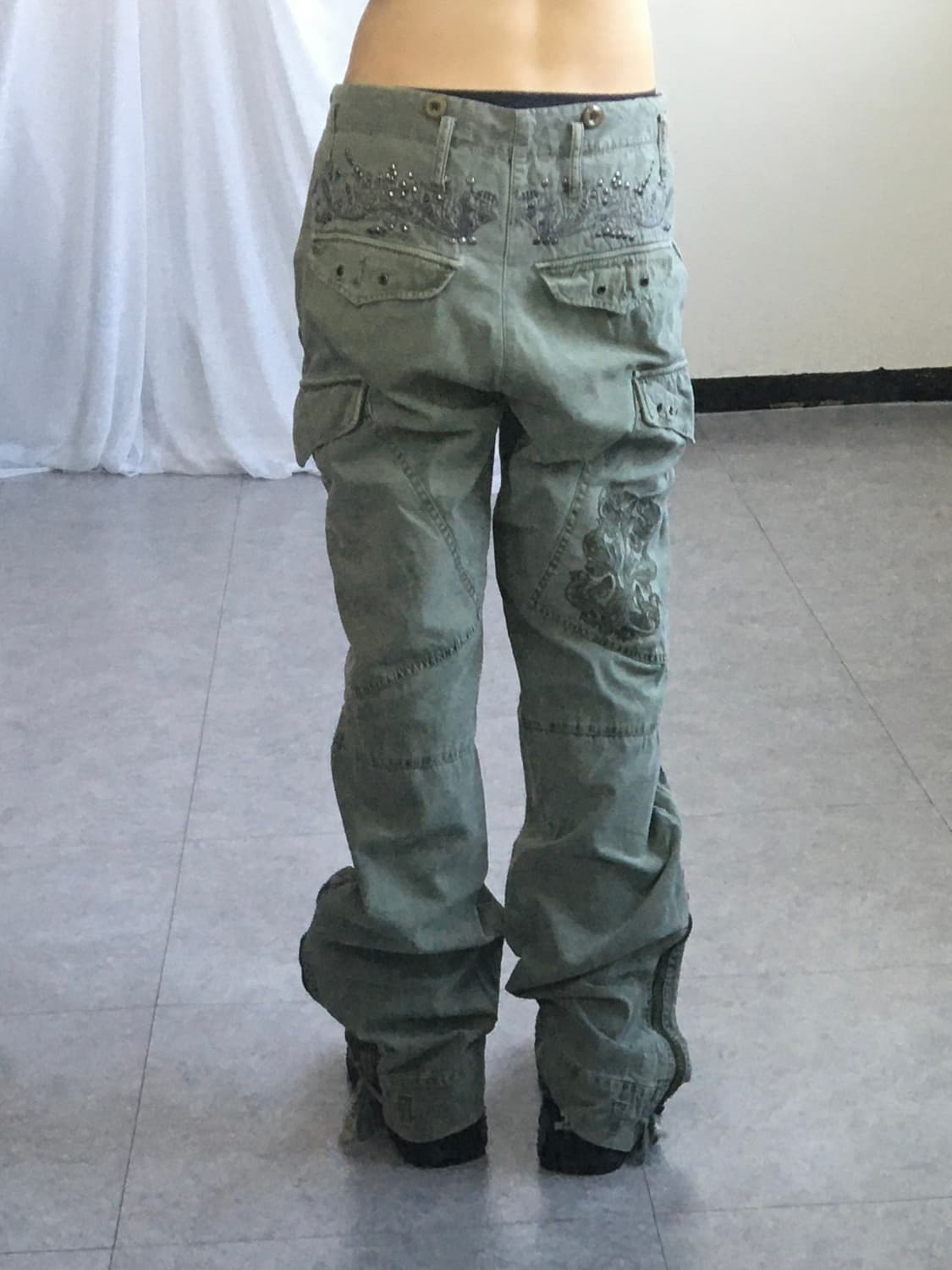 Stud embroidery point cago pants 상품이미지1