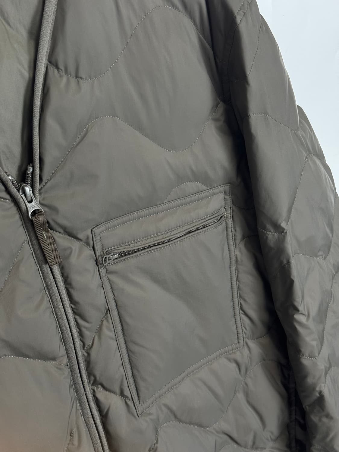 유니클로U 재팬 한정 리사이클링 경량 다운 패딩 카키 L 상품이미지6