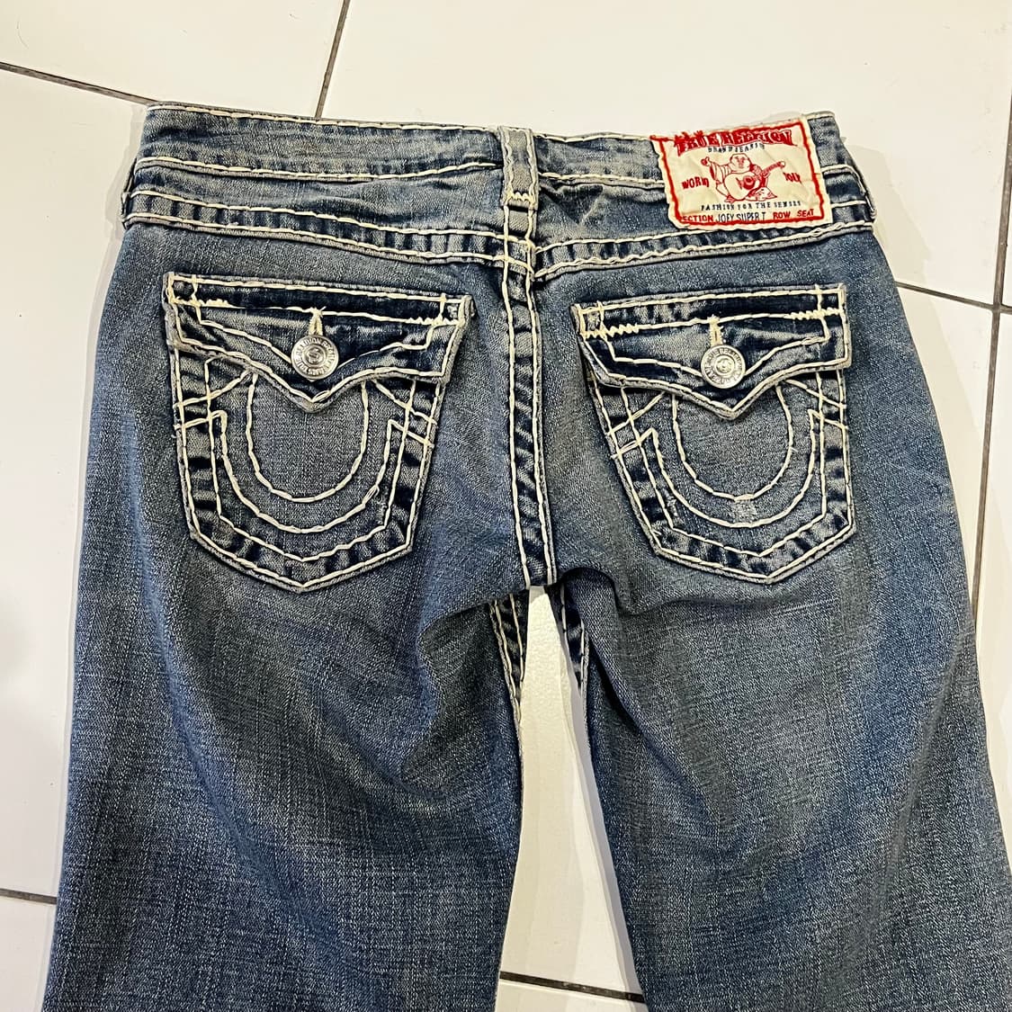 트루릴리전 조이수퍼티 흰색 스티치 부츠컷 데님팬츠 상품이미지1