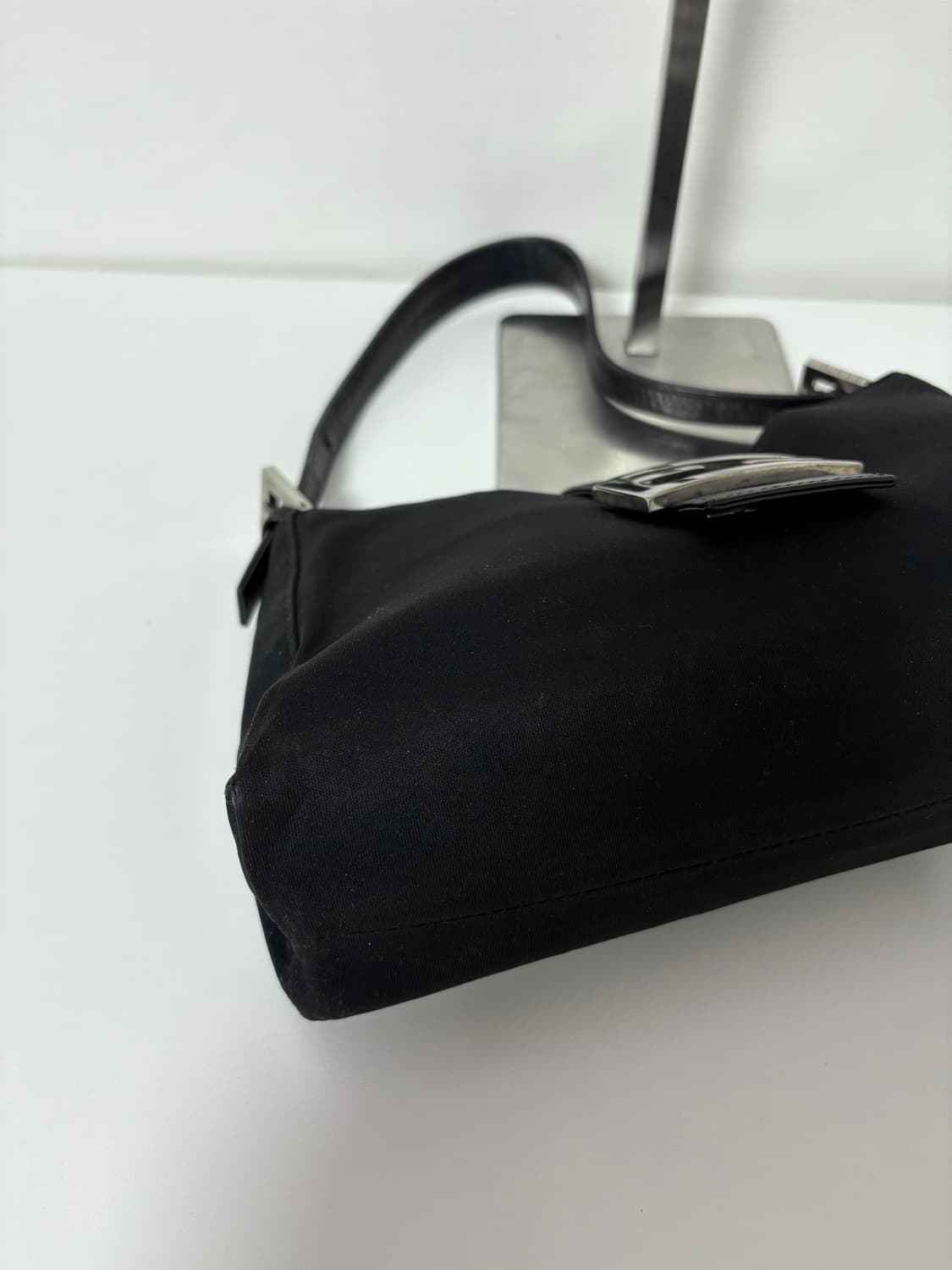 펜디 나일론 반달 바게트백 상품이미지5