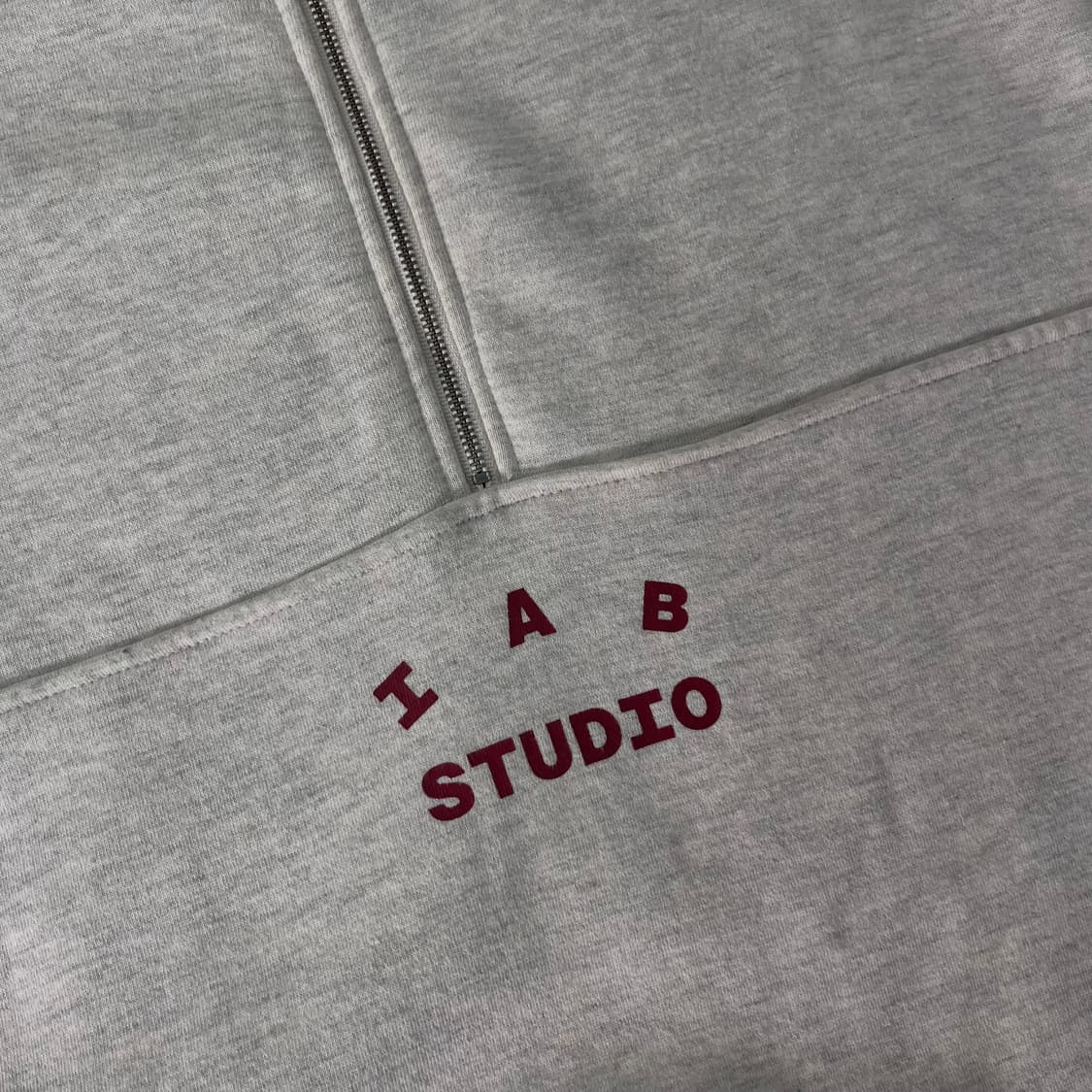 110 아이앱 스튜디오 오트밀 버건디 반집업 맨투맨 상품이미지3