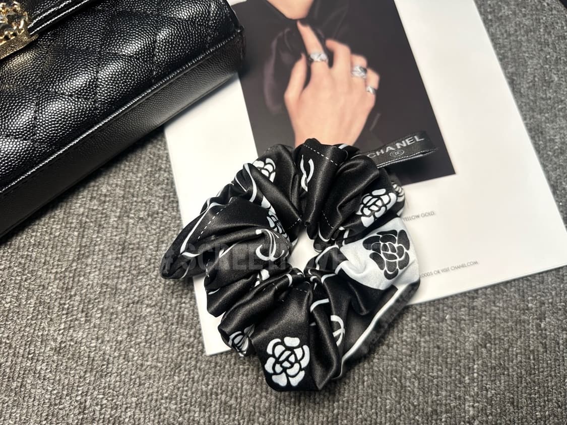 샤넬 까멜리아 헤어슈슈 블랙 상품이미지2