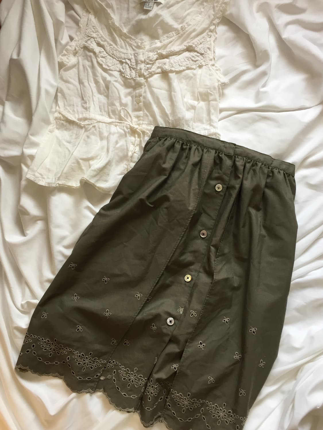 모리걸 꽃펀칭 단추스커트 상품이미지1