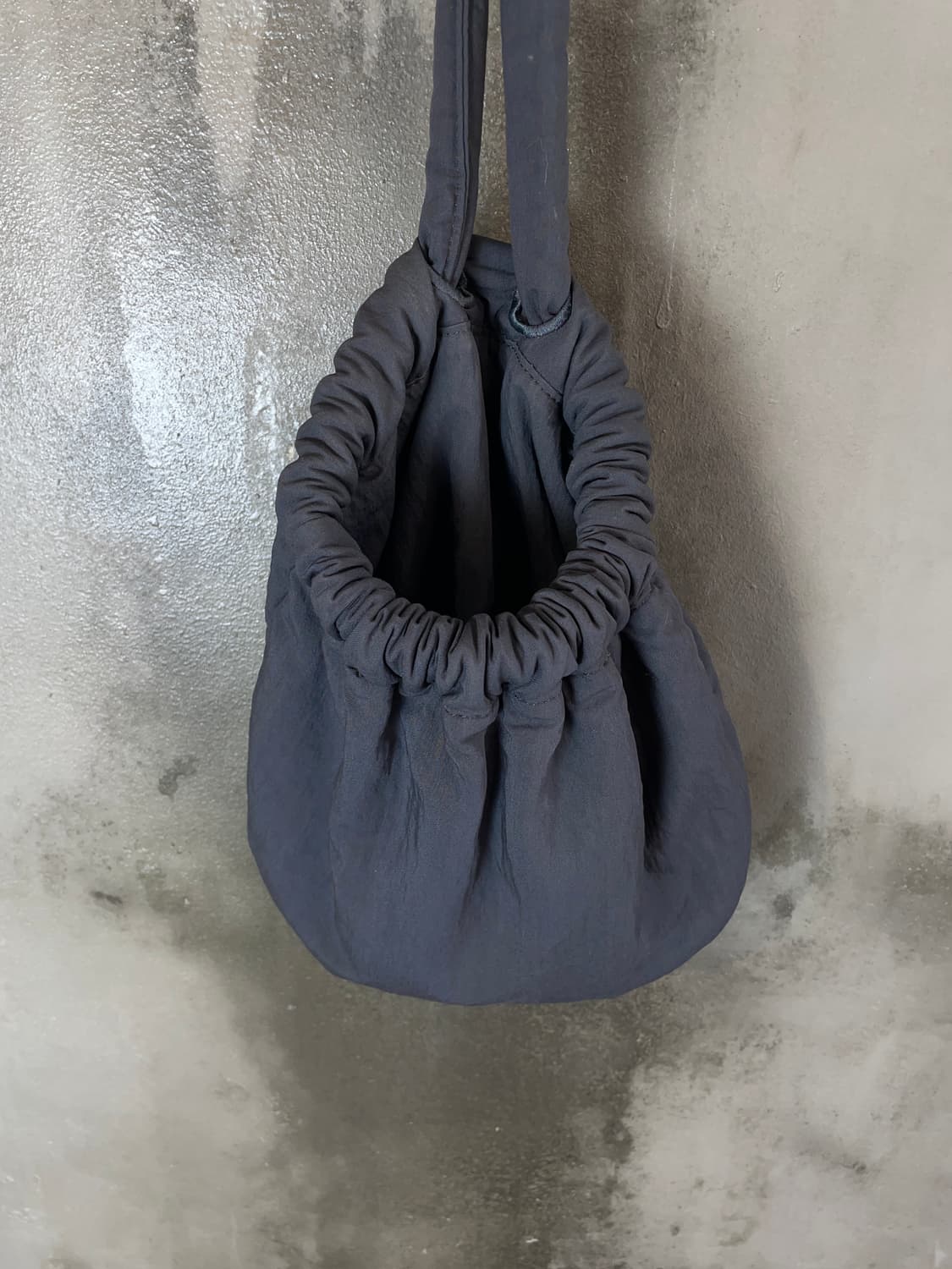 아모멘토 패디드 볼 백 상품이미지4