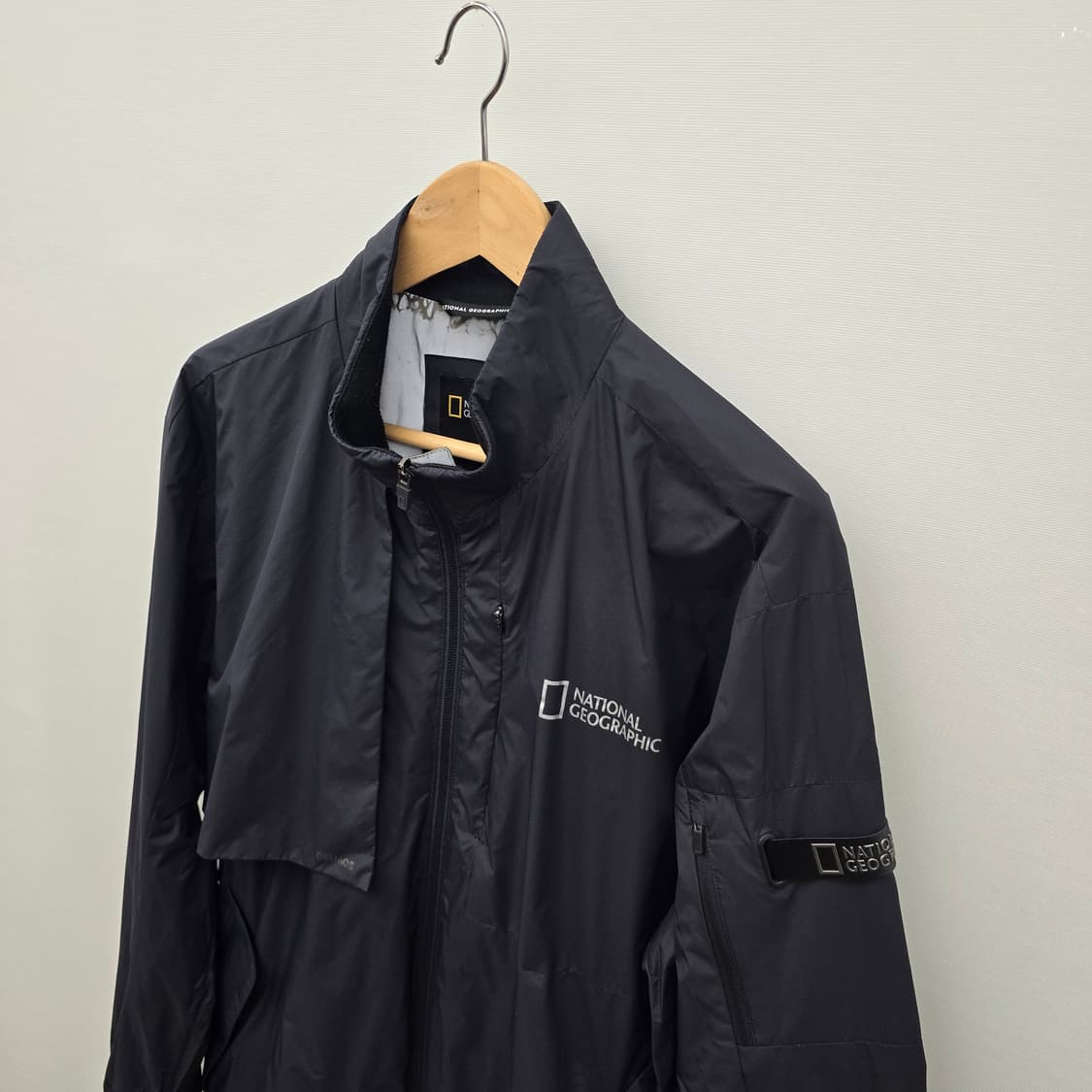내셔널지오그래픽 바람막이 블랙 상품이미지3