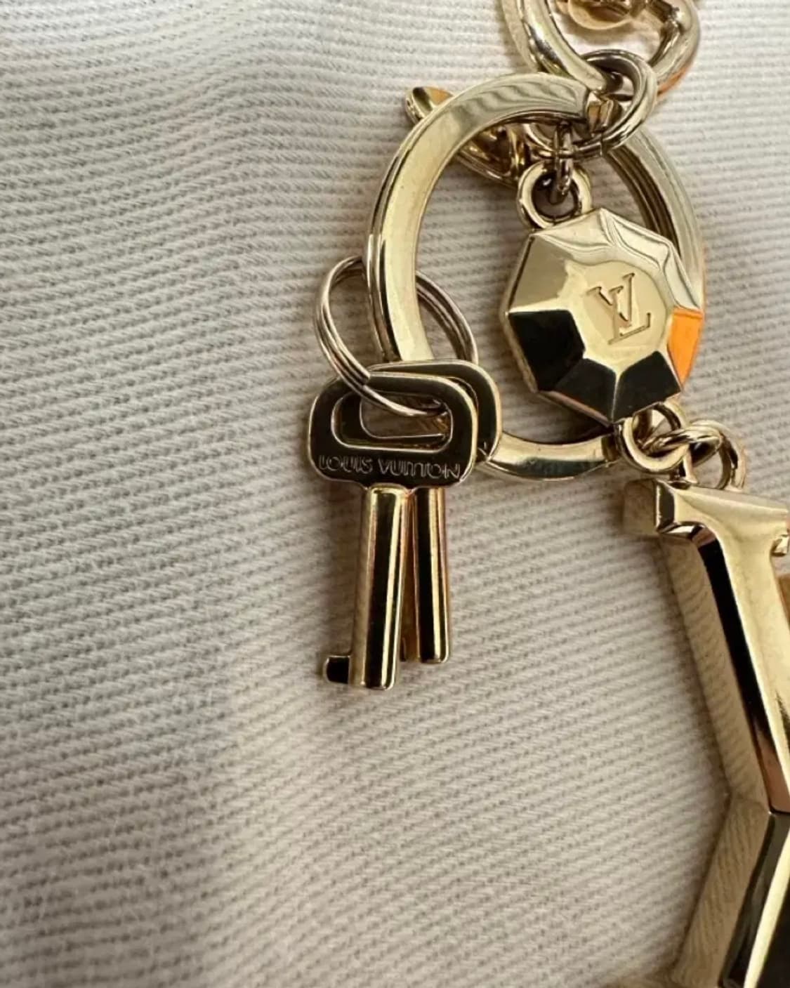 루이비통 LV 금장 파셋 키링 백참 키홀더 + 미니 열쇠 상품이미지6