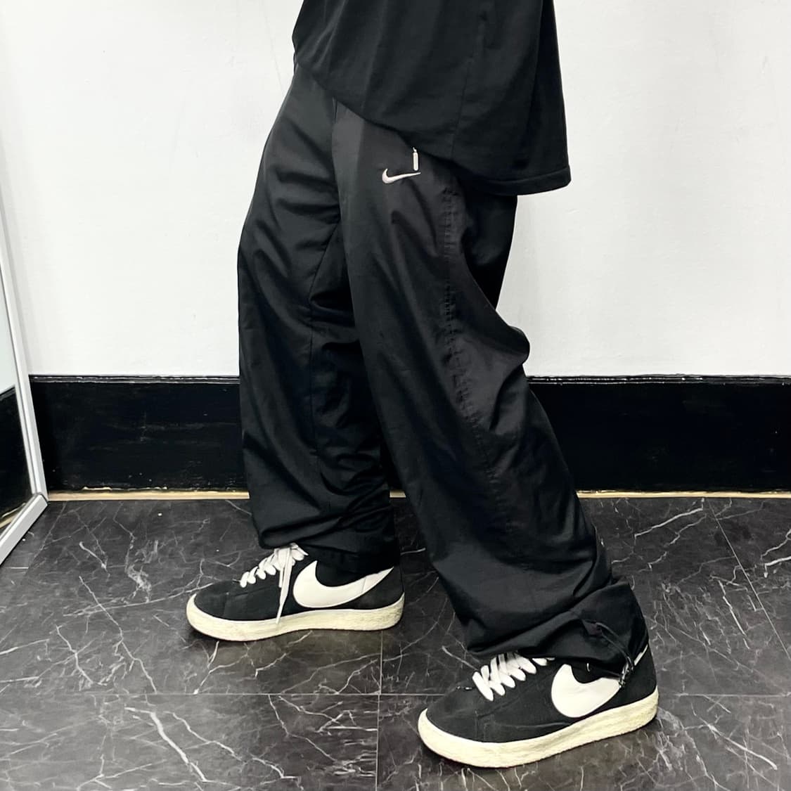 나이키 블랙 스우시 와이드 트랙팬츠 상품이미지1