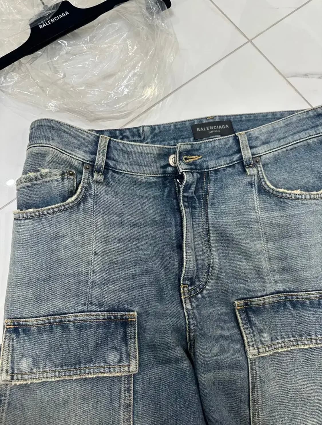 발렌시아가 스프링25의 플레어드 데님카고 팬츠 상품이미지5