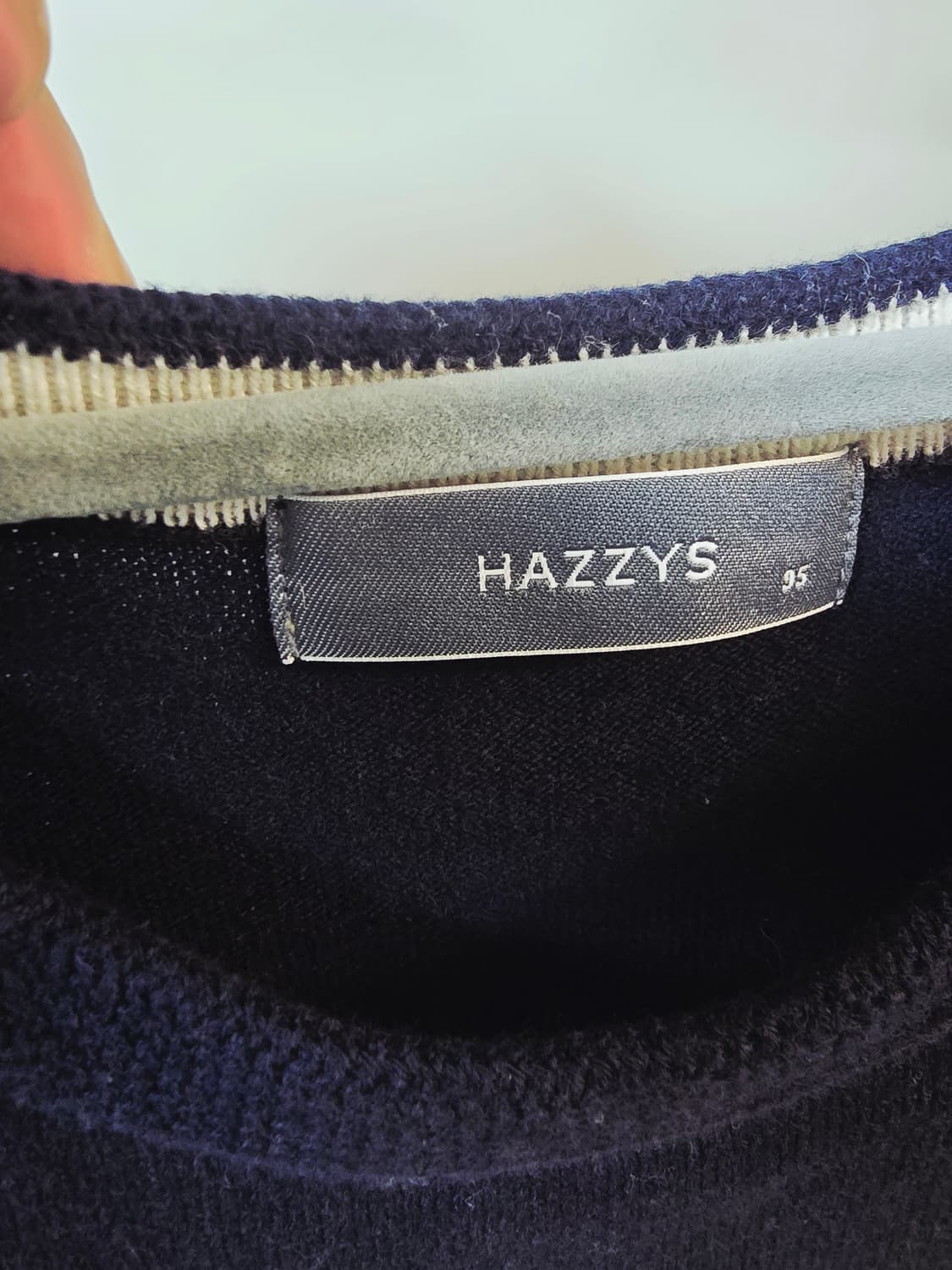 헤지스 네이비, 아이보리, 네이비 컬러 블록 맨투맨 상품이미지3