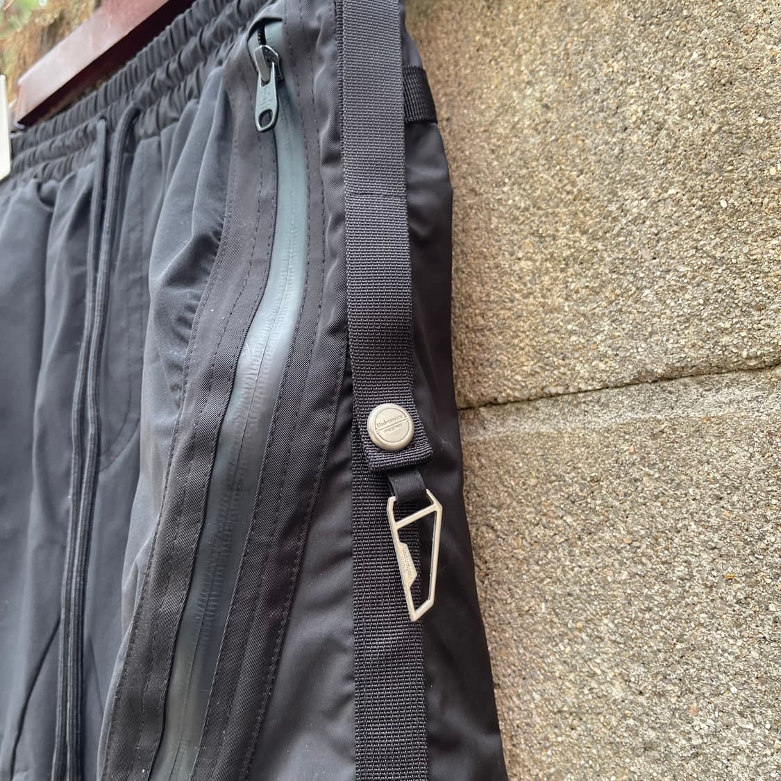 [0] 언더마이카 리전.01 트위스트 지퍼 라인 테이핑 팬츠 블랙 상품이미지5