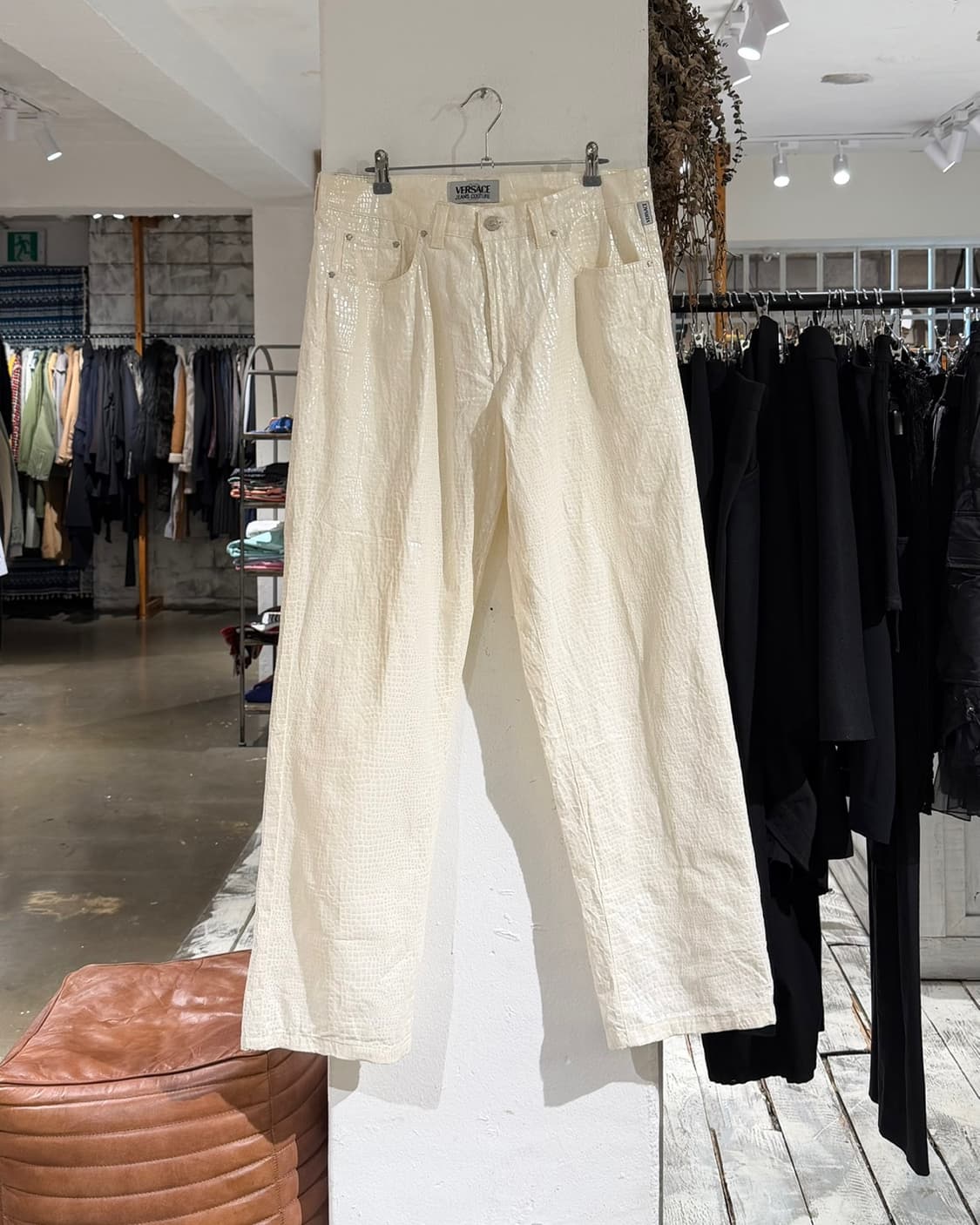 베르사체 진스 꾸뛰르 아이보리 악어가죽 텍스쳐 와이드 팬츠 상품이미지1