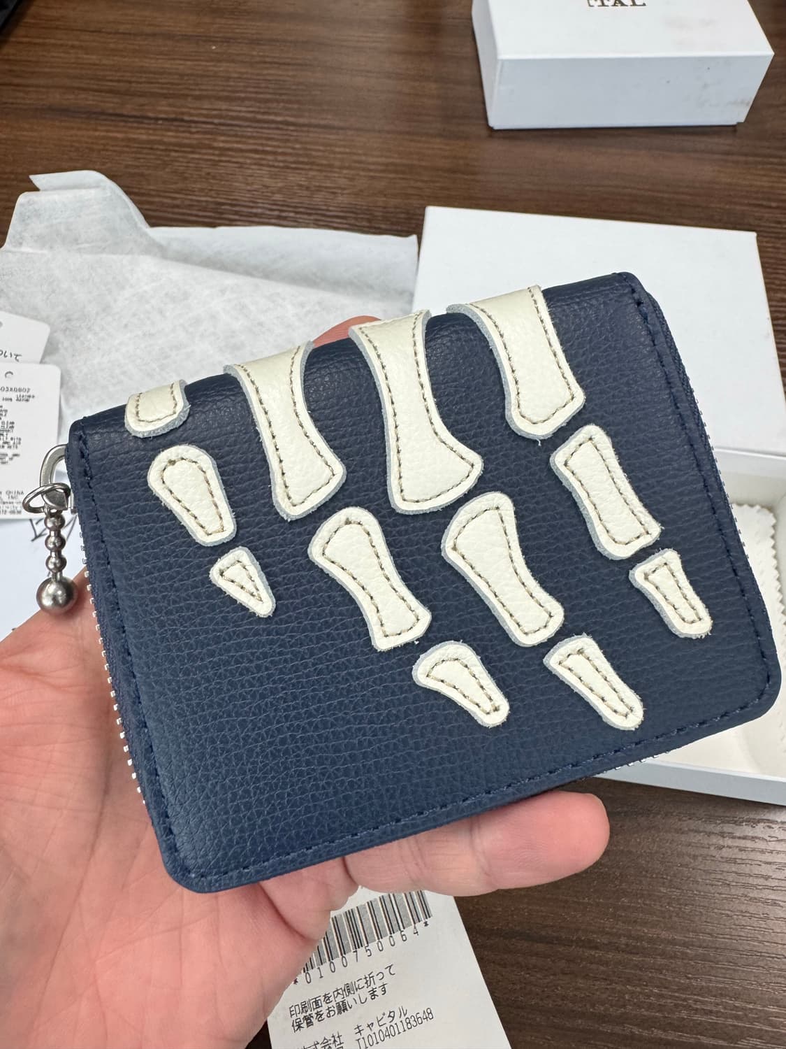 캐피탈 떰즈 업 본 핸드 집 미니 월렛 네이비 색상 상품이미지2