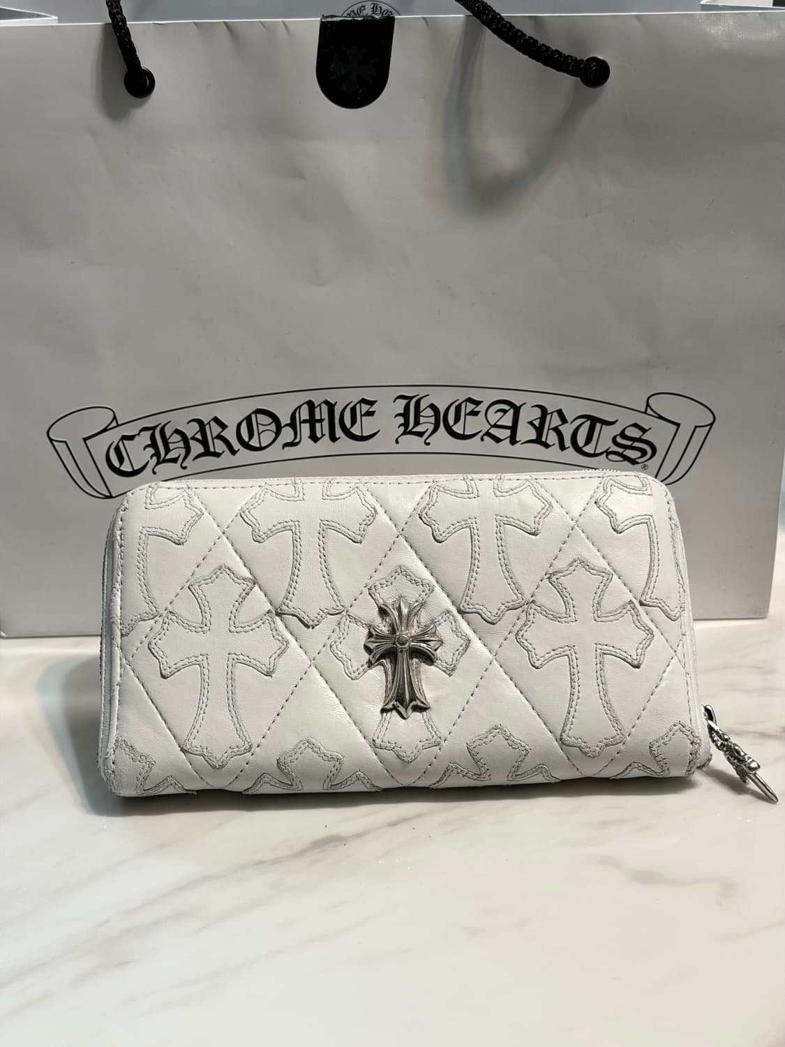 크롬하츠 PLAT 레더패치 세메터리 크로스 참 장지갑 상품이미지1