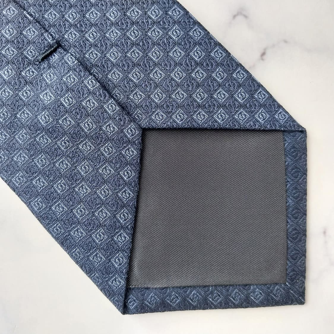 듀퐁 실크 네이비 로고 패턴 넥타이 8.7cm A+등급 K2169
 상품이미지8