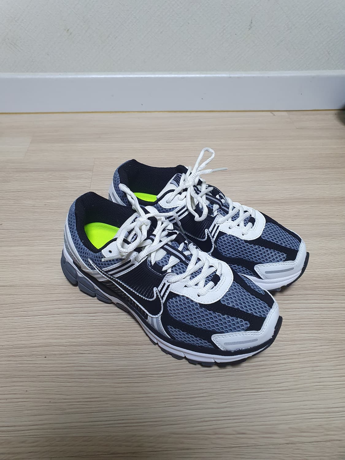 나이키 줌 보메로5 다크 그레이 운동화 255 상품이미지2