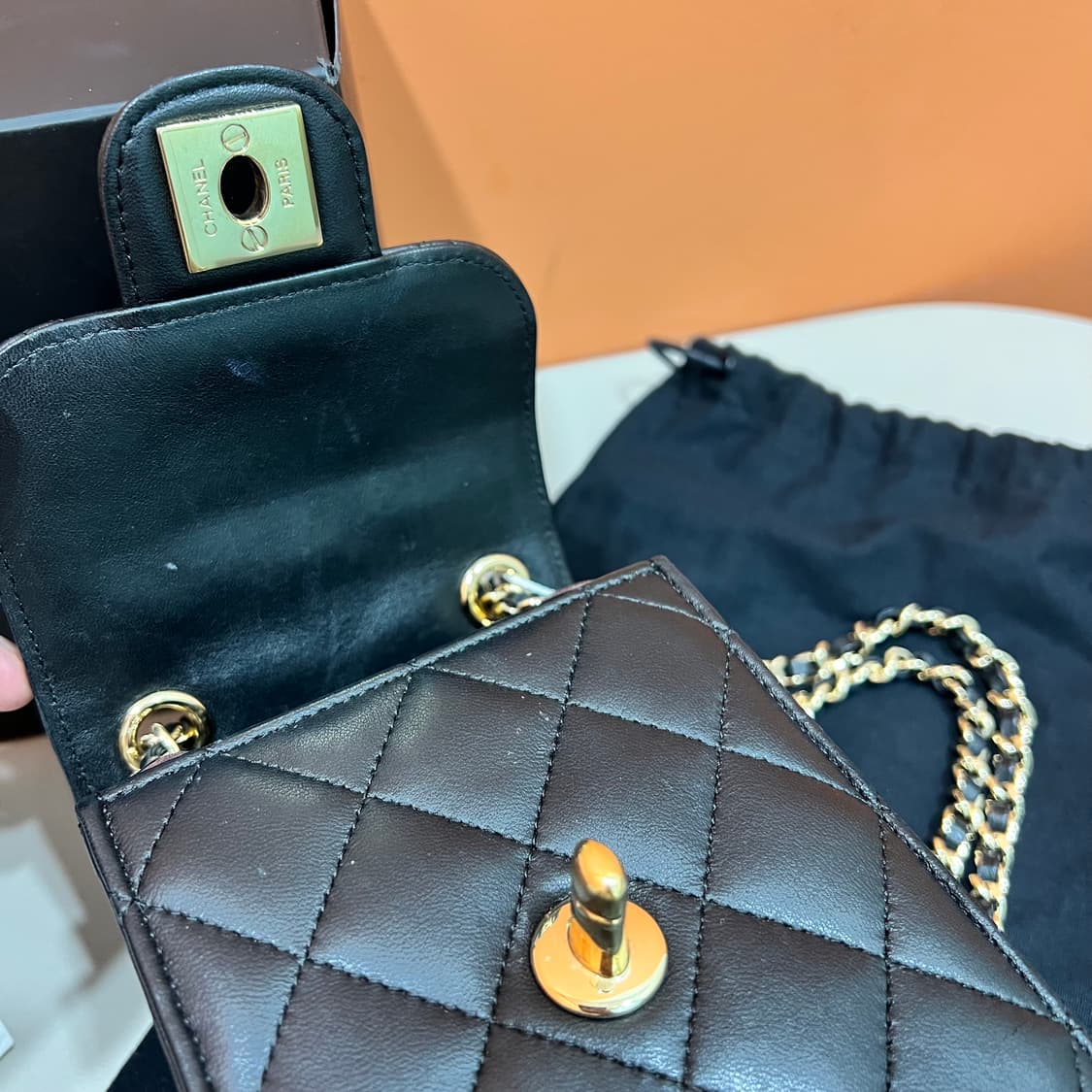 [정품] 샤넬 A81102 램스킨 금장 폰홀더 미니 크로스백 상품이미지8