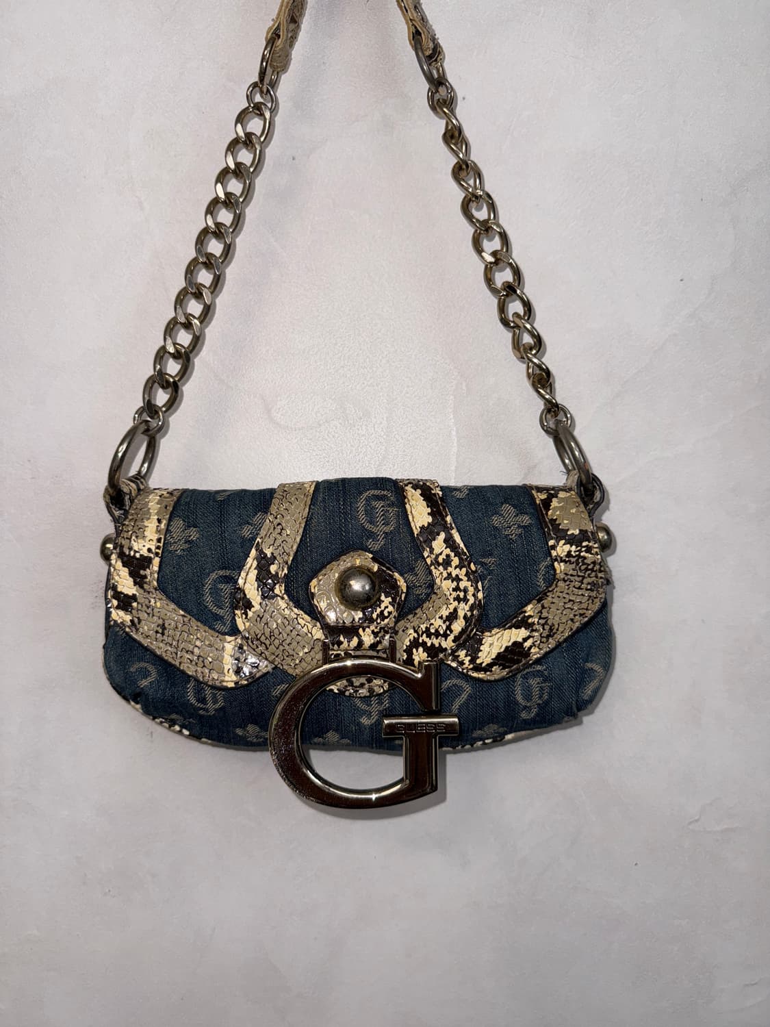 Guess denim jacquard python chain 숄더백 상품이미지2