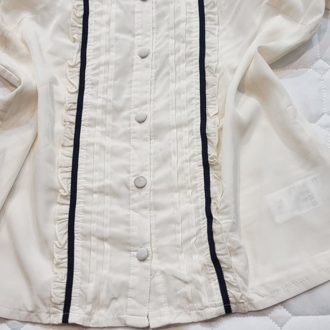 axes femme 포르메이츠 크림바닐라 자수 카라 프릴 블라우스 상품이미지4