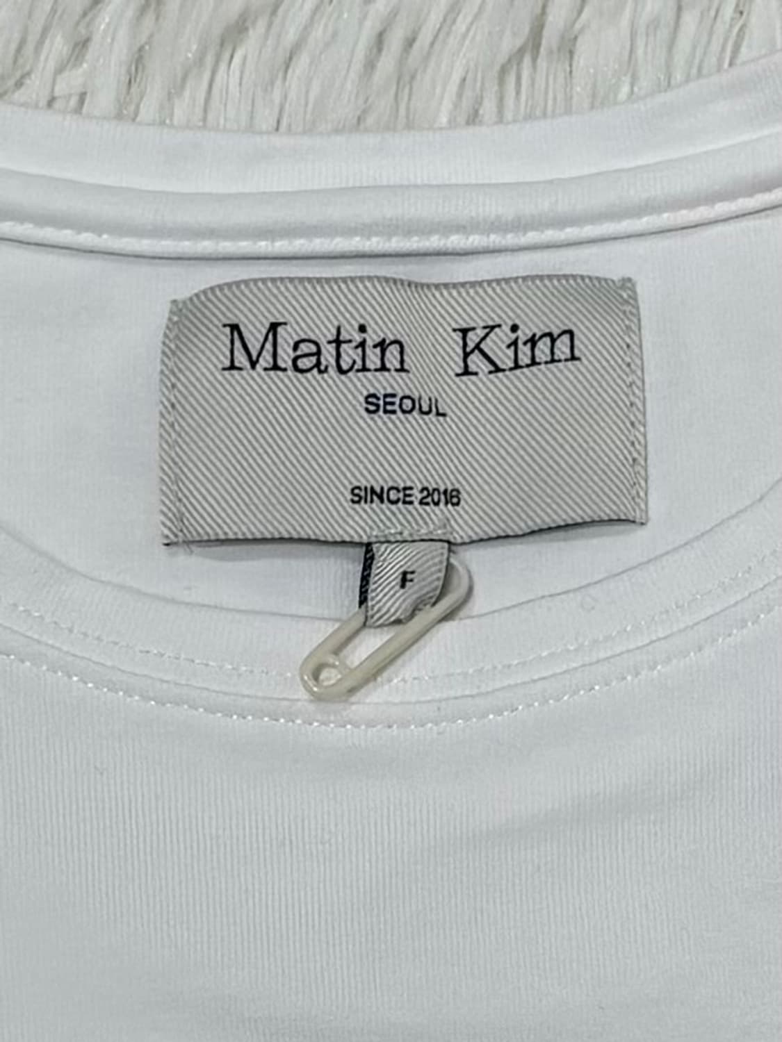 마땡킴 화이트 스펠로고 크롭 반팔 상품이미지6