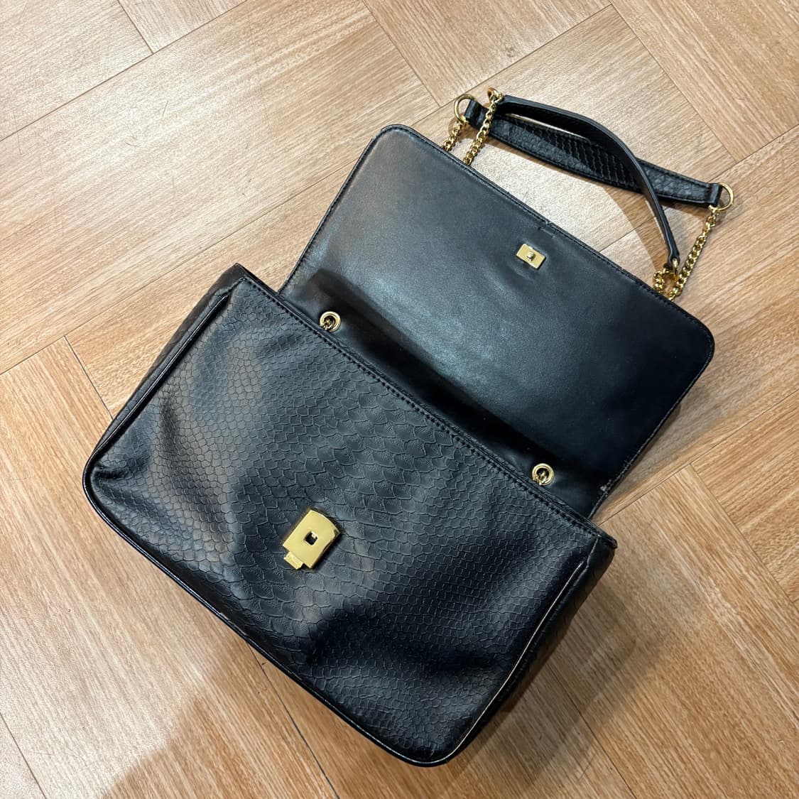 비비안웨스트우드 앵글로마니아 블랙 프릴리 스네이크 백 상품이미지6