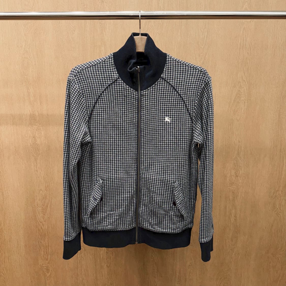 버버리 집업 자켓 하운드투스 패턴 리브 카라 포켓 디테일 블랙 상품이미지2