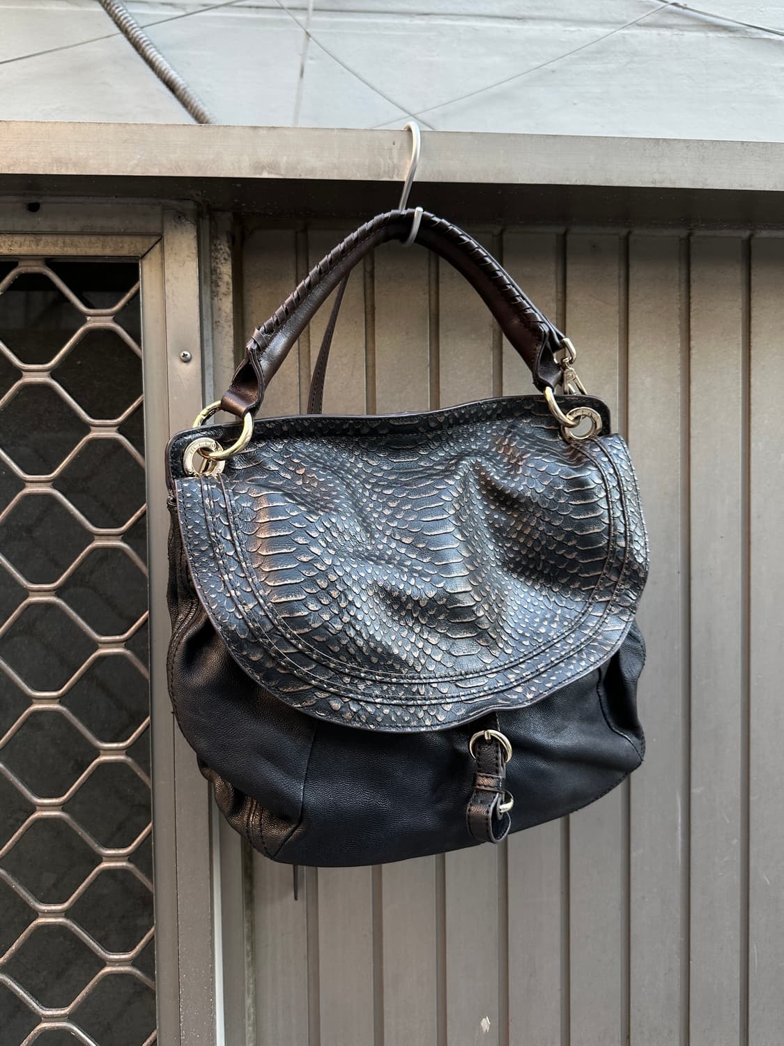 Croco embossed leather bag 상품이미지1