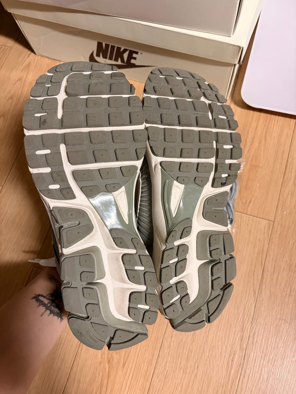 나이키 줌 보메로 5 그레이 스웨이드 상품이미지5