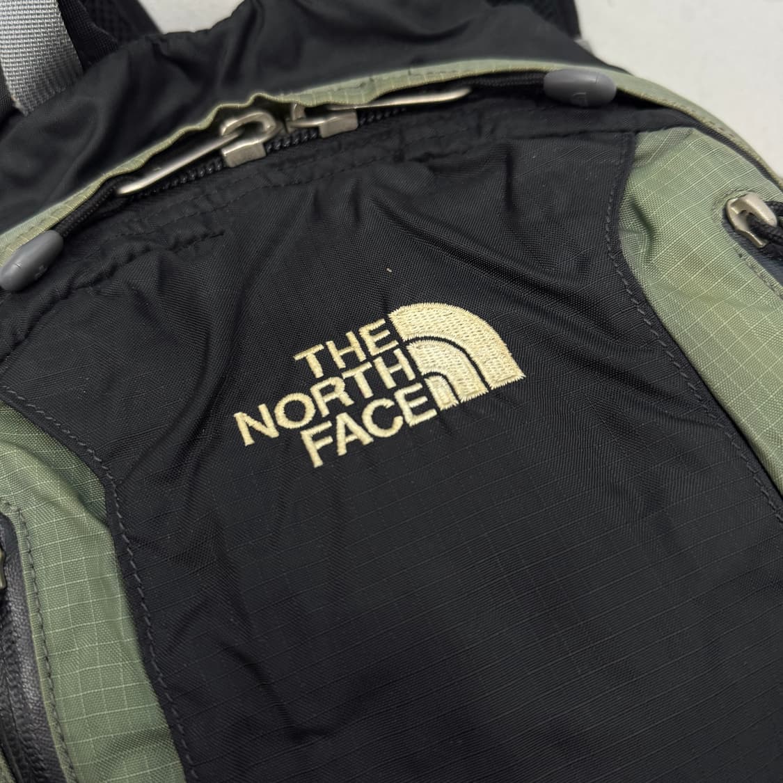 노스페이스 고프코어 카키 배색 테크니컬 백팩 상품이미지4