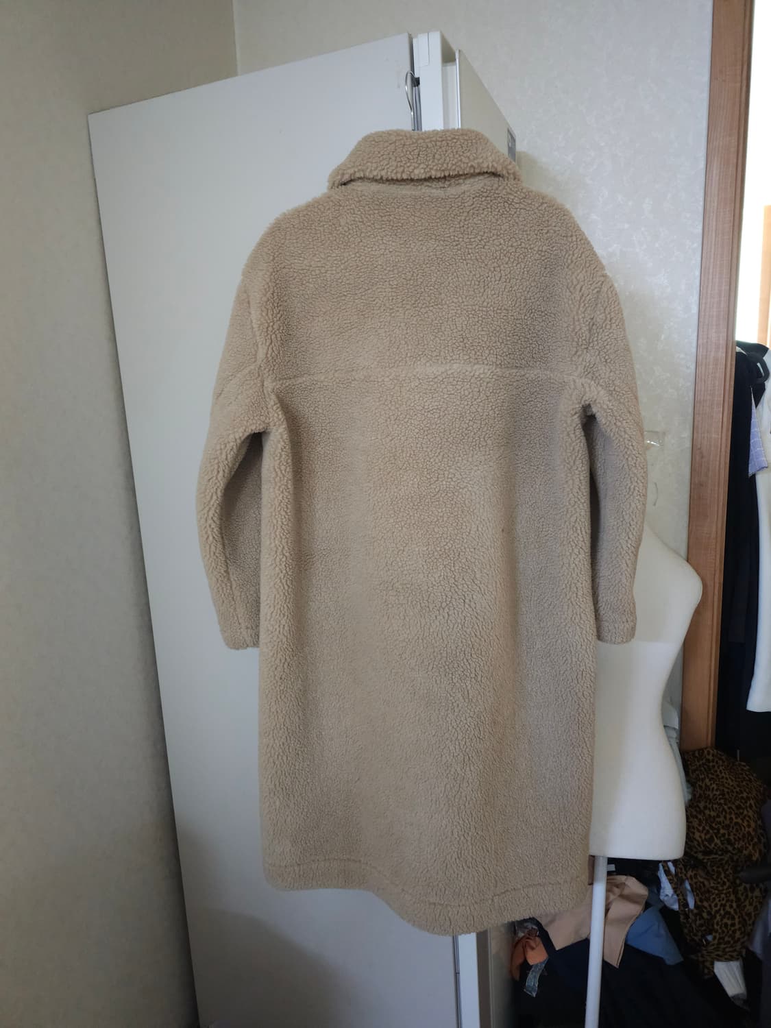 디스커버리 베이지 뽀글이 롱 코트 상품이미지8