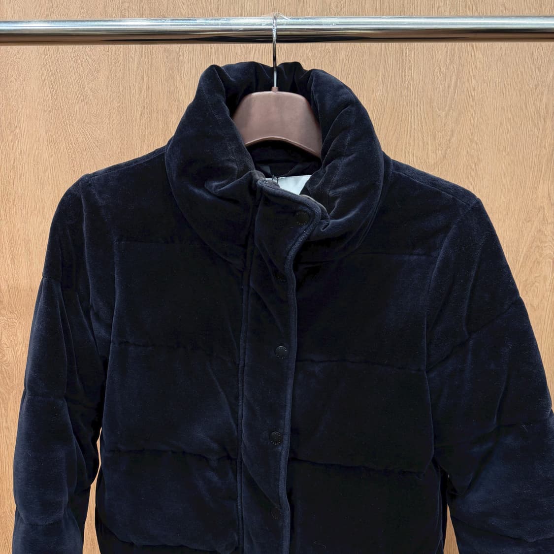 도나카란 뉴욕 스포츠 숏 패딩 점퍼 벨벳 퀄팅 빅 로고 패치 디테일 블랙 상품이미지4