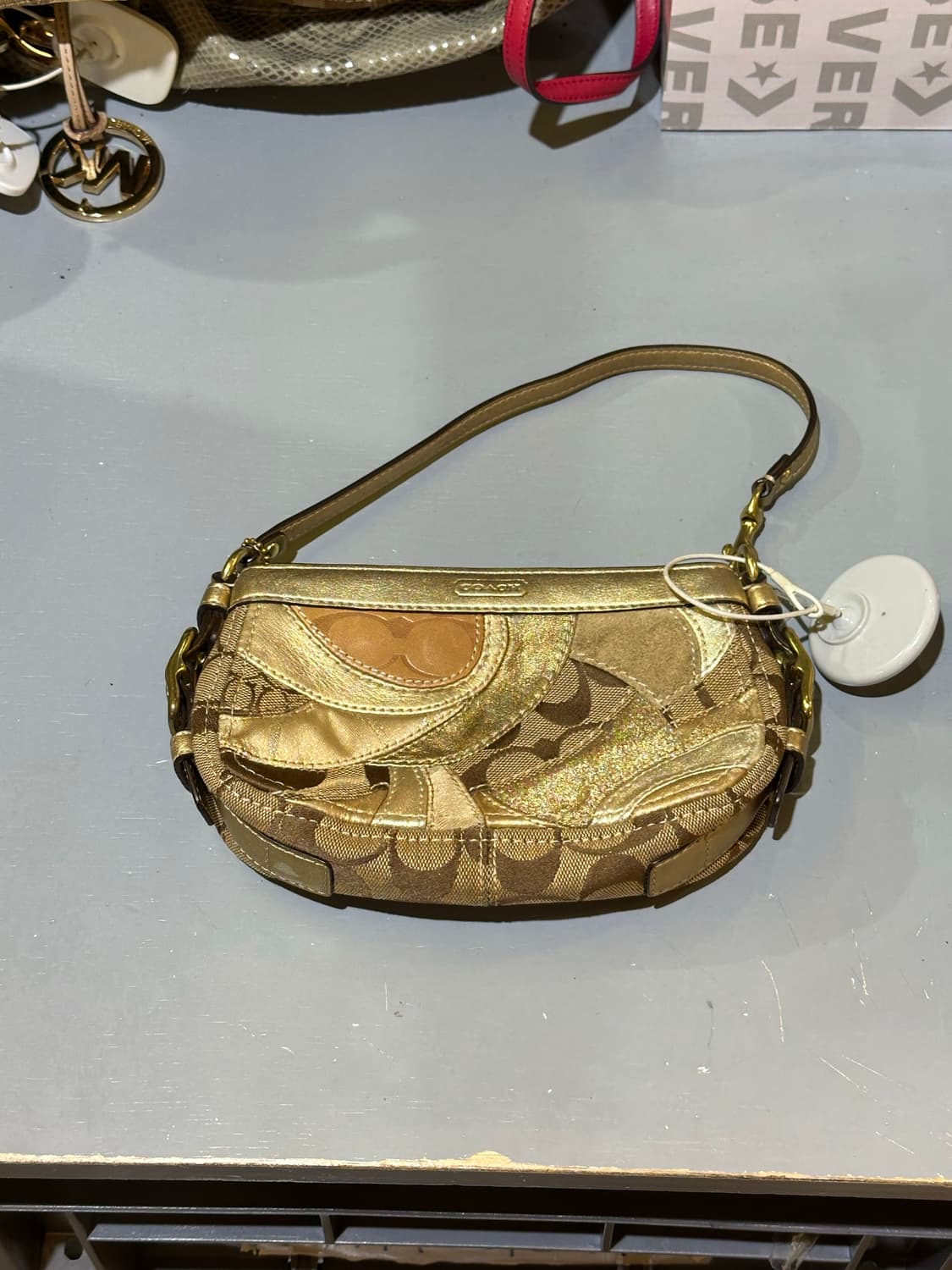 COACH 코치 골드 패치패턴 토트백 상품이미지1