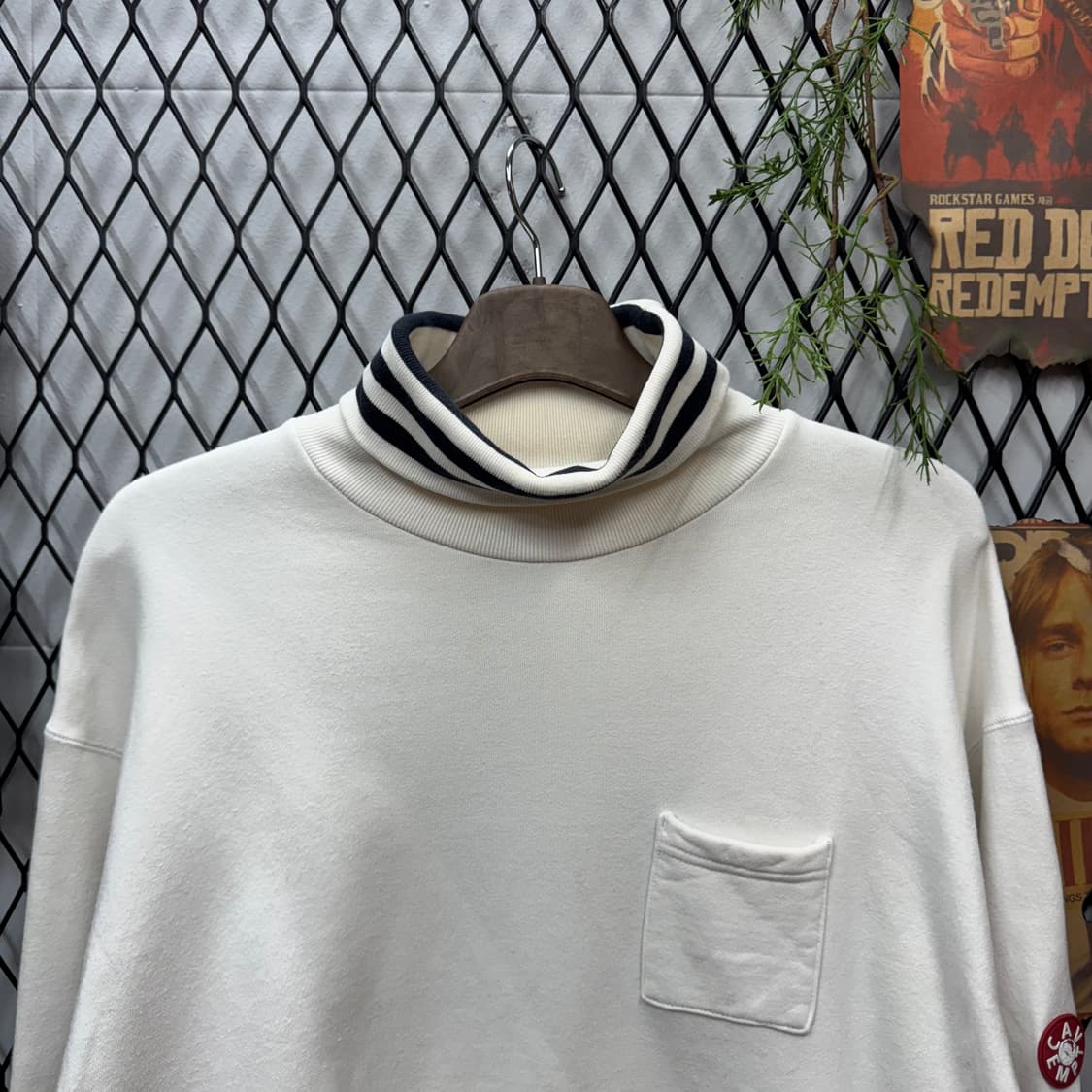 카브엠트 원포켓 스웻셔츠 후면 CE 로고 포인트 화이트 맨투맨 상품이미지3