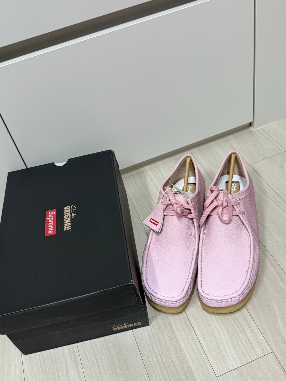 클락스 x 슈프림 리플렉티브 왈라비 핑크 UK12 상품이미지1