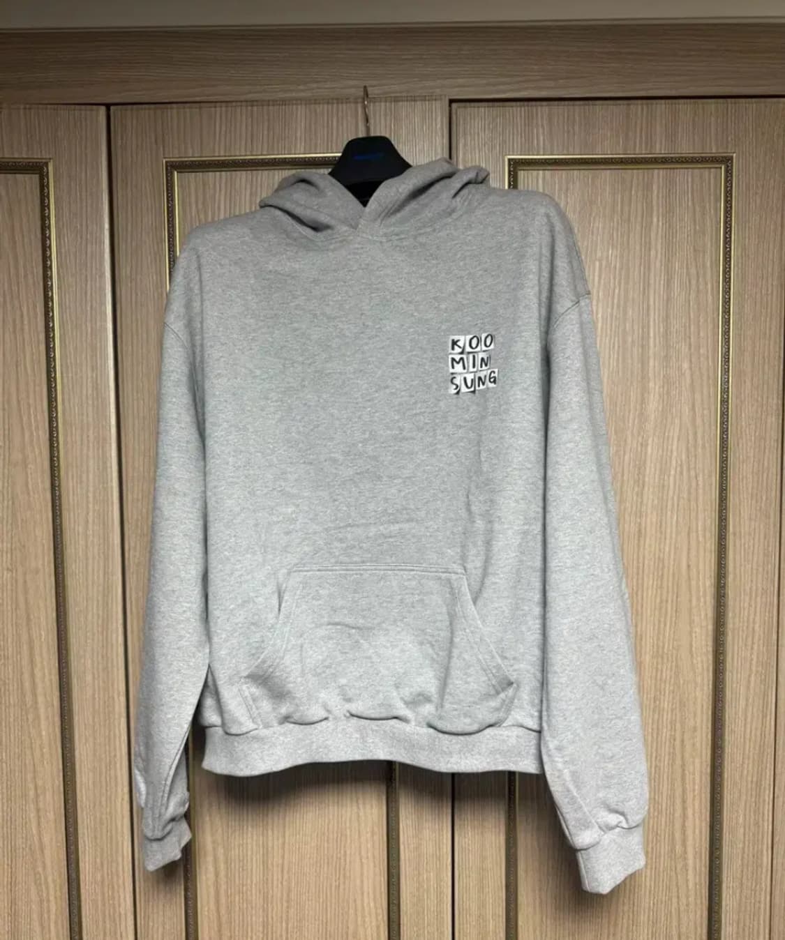 구민성 스티커 후드티 상품이미지1