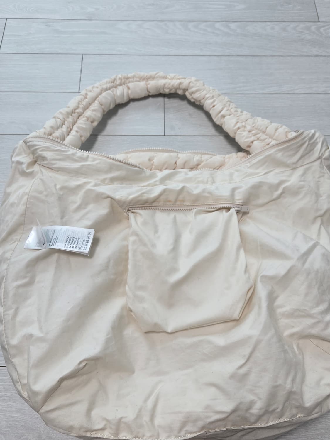 코스 오버사이즈 퀄티드 크로스바디 백 (라이트 베이지) 상품이미지8