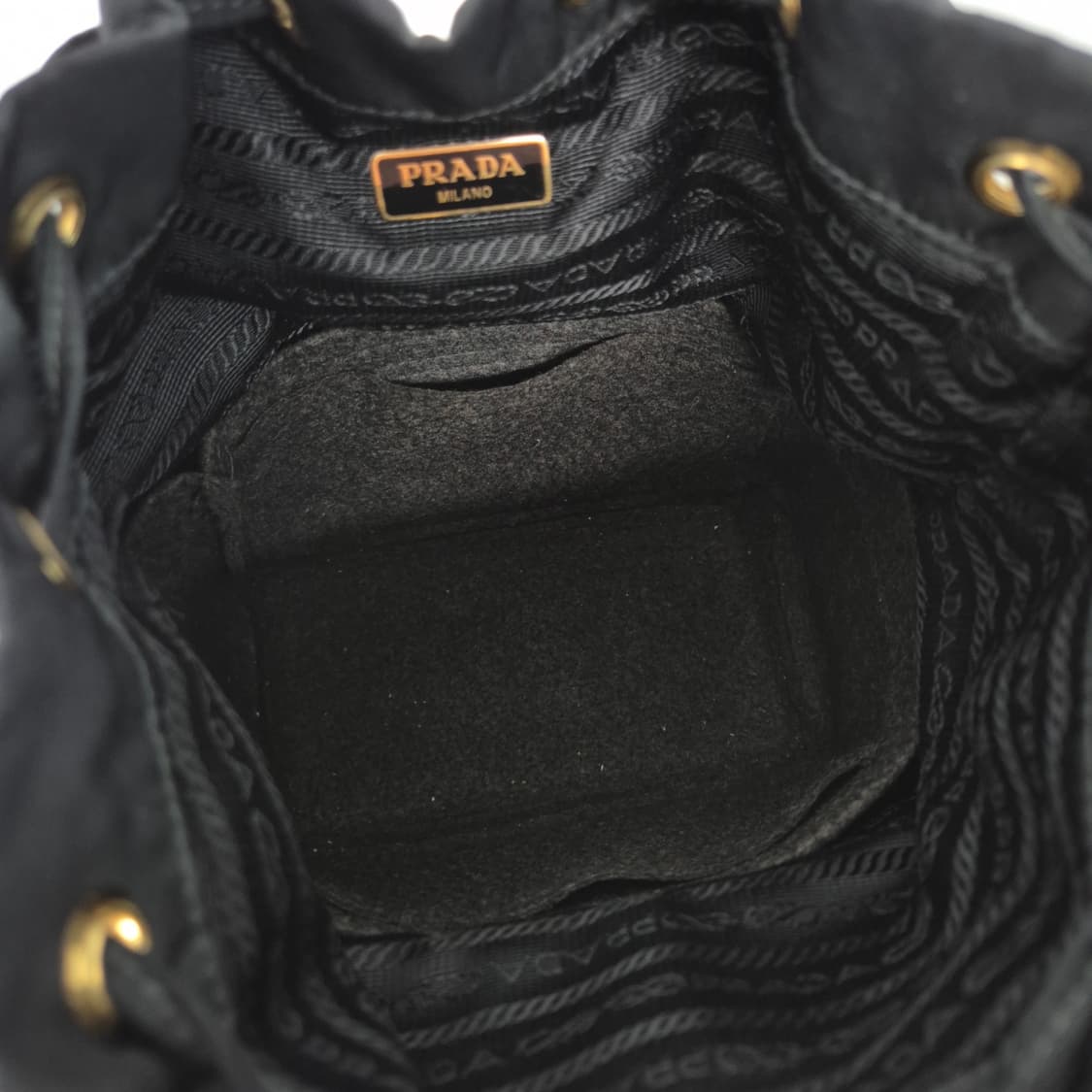 프라다 삼각로고 나일론 버킷백 블랙 (1BH038) 상품이미지7