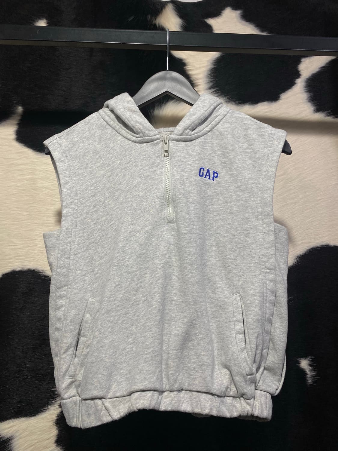 Gap 로고 자수 디테일 후드 슬리브리스 상품이미지2